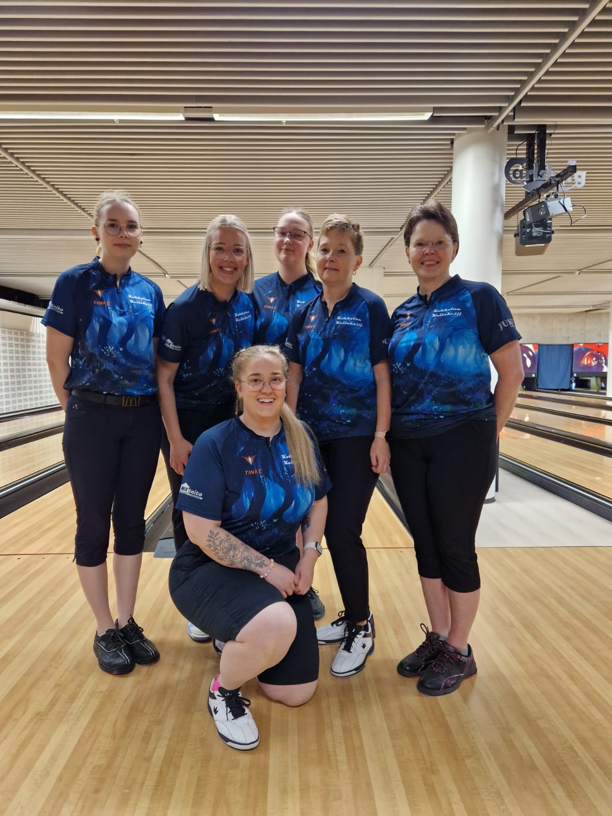 Kuvassa vasemmalta oikealle: Melina Vikström, Laura Tuomisalo, Sonja Liimatainen, Niina Koutonen, Pia Furu ja alhaalla Milla Rusila.